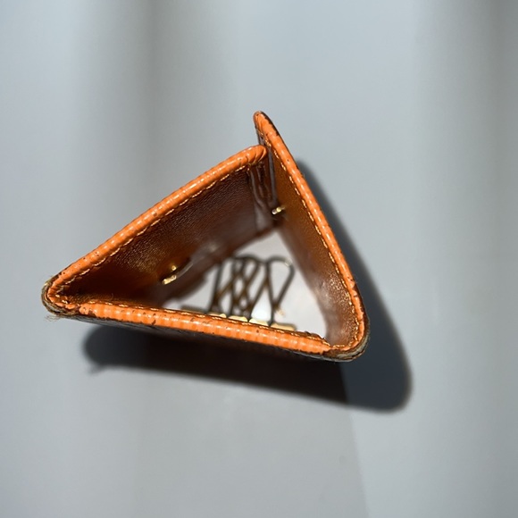 Louis Vuitton Orange Epi 4 key holder - Picture 9 of 12